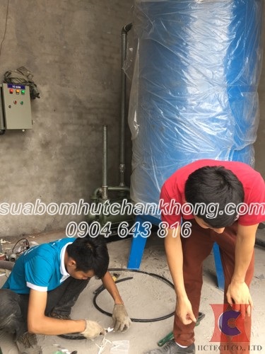 ky thuat vien hctech lap dat bom chan khong vong nuoc 2 cap hanchang tai ga ha noi