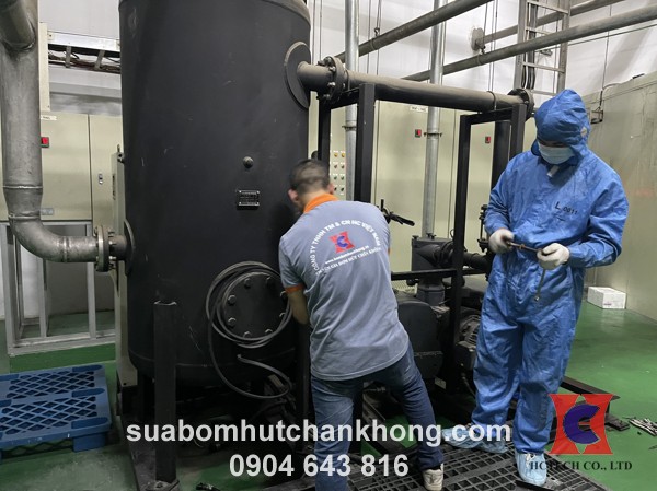 Nhân viên kỹ thuật hctech sửa chữa bơm chân không
