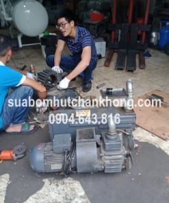 ky thuat vien cua hctech dang thuc hien bao duong bom chan khong vong dau cho khach hang