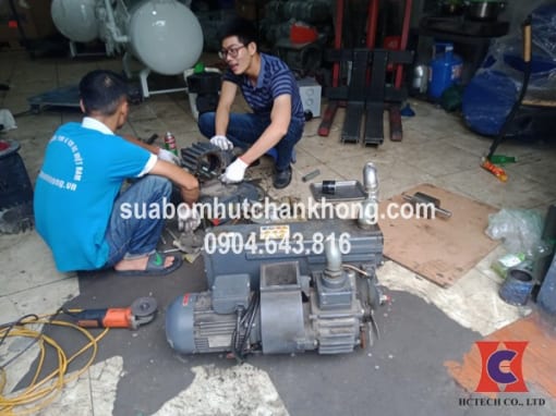ky thuat vien cua hctech dang thuc hien bao duong bom chan khong vong dau cho khach hang