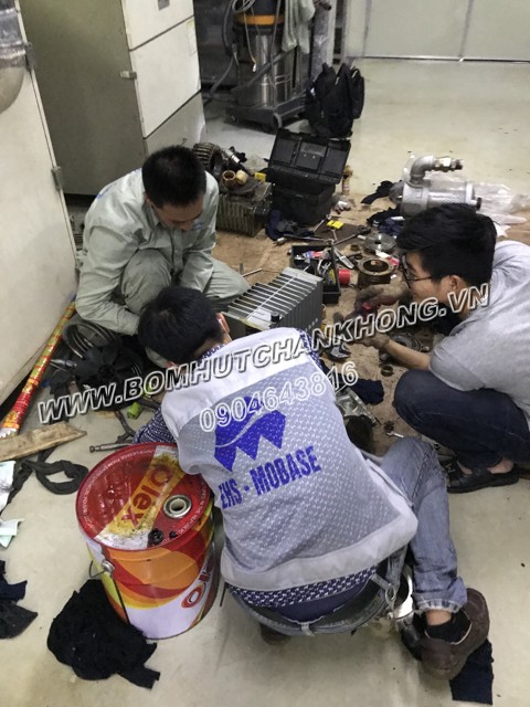 Ky thuat vien cua hctech sua chua bom vong dau wonchang tai mobase viet nam