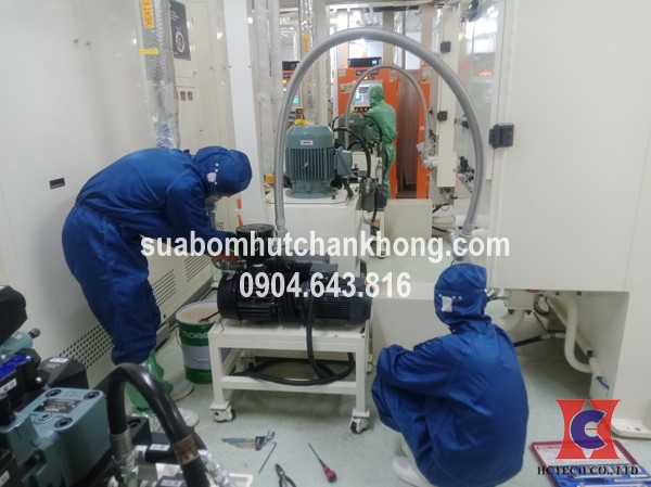 ky thuat vien cua hctech dang lap dat bom chan khong tai nha may cua khach hang