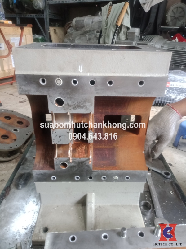 Bụi bẩn và rỉ sét bên trong buồng bơm