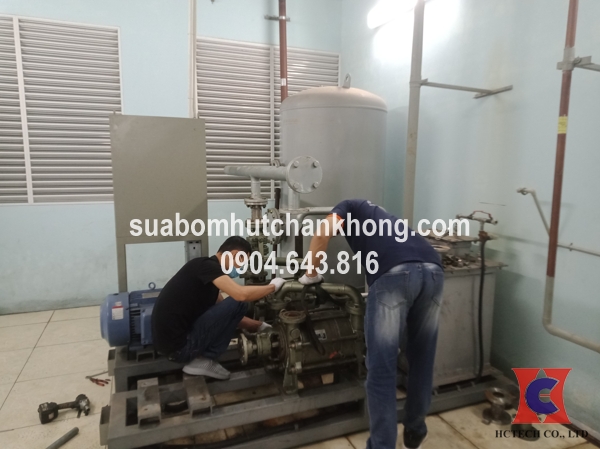 Các kỹ thuật viên tiến hành tháo bỏ máy bơm chân không cũ