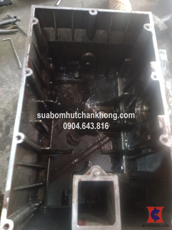 Bơm chân không bị bám cặn bẩn do lâu không bảo dưỡng