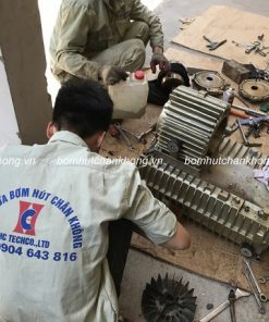 Kỹ thuật HCTECH thực hiện sửa chữa bơm cho khách hàng