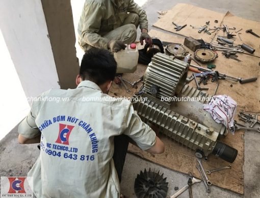Kỹ thuật HCTECH thực hiện sửa chữa bơm cho khách hàng