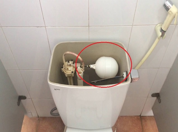 Phao hỏng khiến bồn cầu không bơm nước