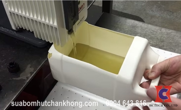Xả dầu chân không cũ ra khỏi máy
