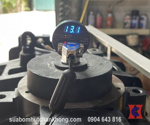 Đo áp suất chân không của bơm bằng đồng hồ điện tử