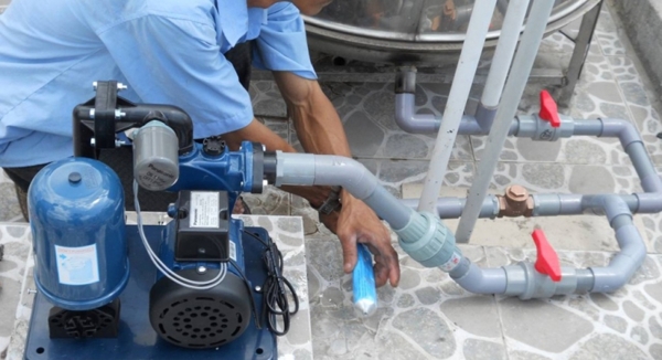 Sửa máy bơm nước tại nhà cho khách hàng