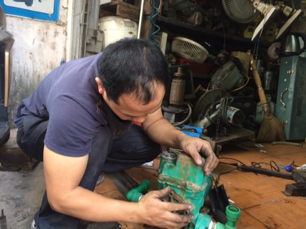 Tiến hành sửa chữa máy bơm nước cho khách hàng tại nhà