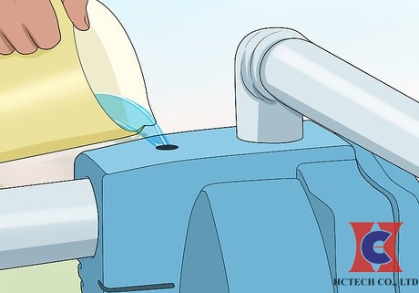 Tiến hành mồi nước cho máy bơm