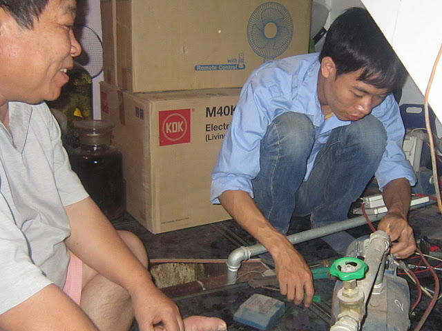 Thợ sửa chữa đang thực hiện sửa chữa bơm