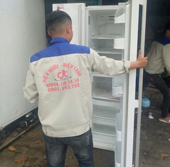 Kỹ thuật viên của Đức Tín thực hiện sửa chữa