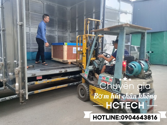 Chuyển bơm hút chân không từ xe về kho