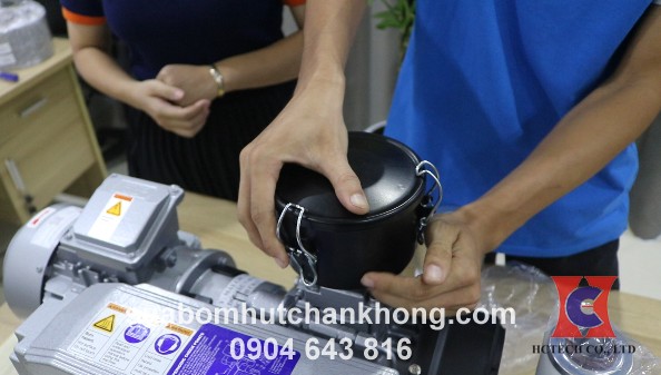 Gạt lẫy giữ lọc của bơm chân không