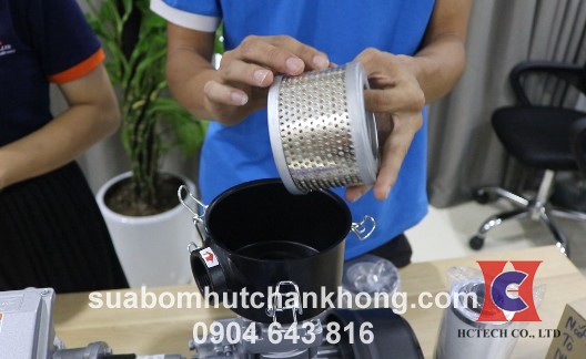 Lắp lõi lọc gió máy bơm hút chân không vào bầu lọc