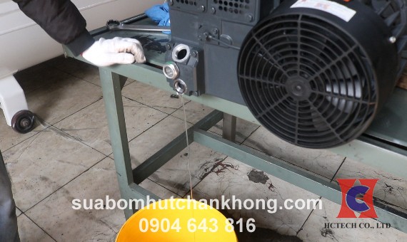 Xả dầu chân không ra khỏi bơm