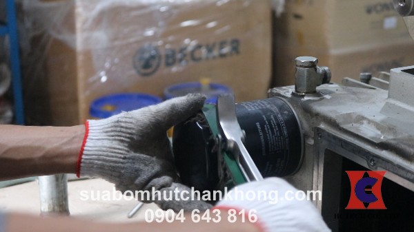 Dùng cảo để tháo lọc dầu chân không ra