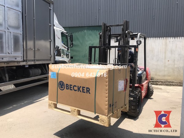 Nhân viên hctech dùng xe nâng để vận chuyển