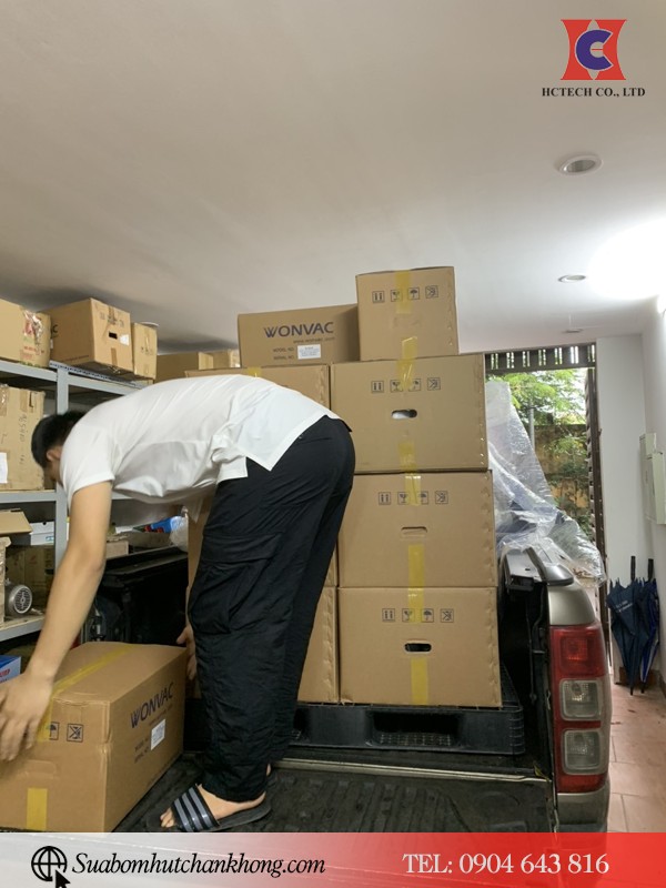 Kỹ thuật viên HCTECH sắp xếp hàng về kho