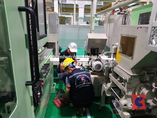 Kỹ thuật viên HCTECH tiến hành lắp đặt bơm chân không tại nhà máy