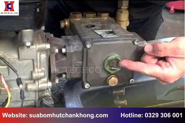 Cách tra dầu máy bơm nước đúng chuẩn kỹ thuật